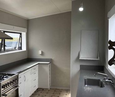 Private 2 bedroom back unit - Photo 1