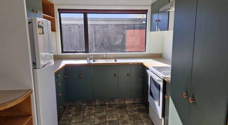 Stunning Refurbished Home in Tranquil Cul-de-Sac - Photo 2