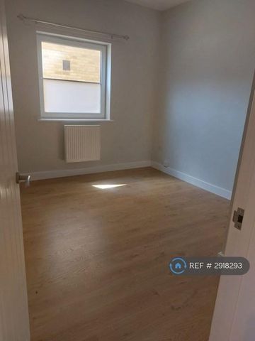 3 bedroom flat to rent - Photo 3