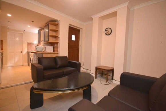 4 Bed - Pitcroft Avenue, Reading - Photo 1