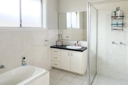 Spacious 5-Bedroom Family Home - Photo 5