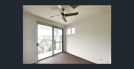 EASY LIVING 3 BEDROOM TOWNHOUSE - Photo 3