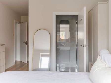 Impeccably built six-bedroom house share, designed for modern Cambridge living Room 1 - Photo 4