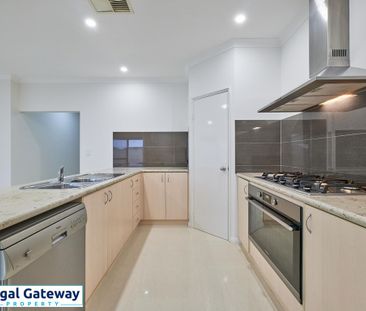 8 Chile Way, AUBIN GROVE WA 6164 - Photo 2