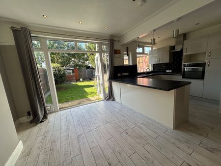 3 Bed Terraced House, Addiscombe Court Road, CR0 - Photo 3