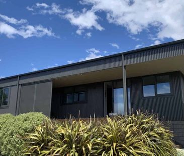 Architecturally Designed Wanka Rental Home - Photo 5