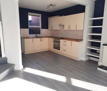 Partly Furnished 2 Bedroom Terrace - Photo 4