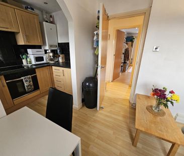 2 bedroom flat to rent - Photo 2
