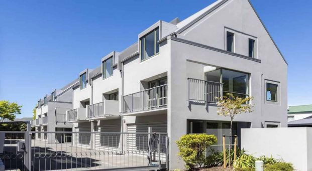 Sunny & spacious overlooking Hagley Park - Photo 1