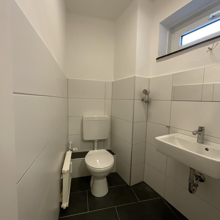 Helle 4-ZKB-Balkonwohnung im Hochhaus in Heppens zu vermieten! - Photo 1