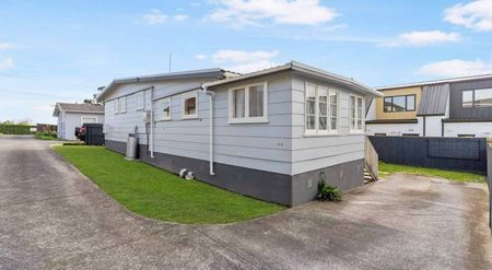 3 BEDROOMS & 1 BATHROOM IN BLOCKHOUSE BAY - Photo 3