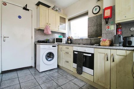 1 bedroom in a house share to rent - Photo 2