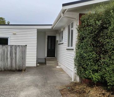 6 Bedrooms/2 Bathrooms - Individual Rooms Available - Going Fast!! - Photo 3