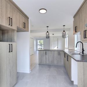 5 1/2 STYLE CONDO SUR 2 NIVEAUX RÉNOVÉ À ST-JÉRÔME - Photo 2