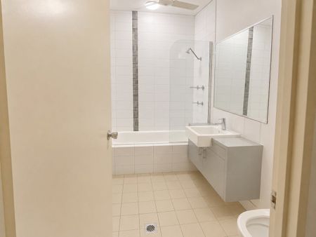 SPACIOUS & STYLISH 3-BEDROOM DUPLEX IN SOUGHT-AFTER BAYVIEW - Photo 4
