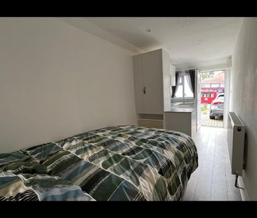 Studio Flat, Baring Road, SE12 - Photo 1