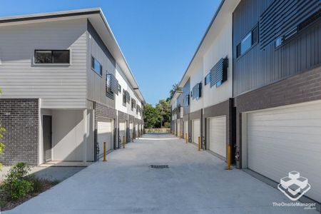 Near New 4 Bedroom Townhouse - Photo 5