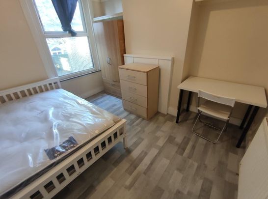 Room in a Shared House, St. Pauls Road, N17 - Photo 1