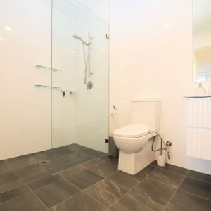 Modern One Bedroom Apartment - Photo 2