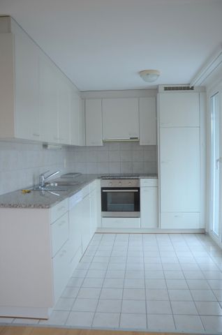 "grosszügige, moderne 3.5-Zimmer-Wohnung mit grossem Balkon" - Photo 2