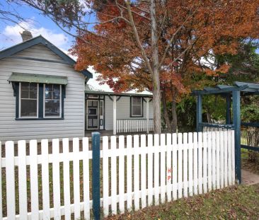Gorgeous Period Home Opposite Park in Centre of Armidale - Photo 5
