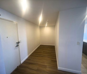Modern Two-Bedroom Apartment with Uninterrupted District View - Photo 6