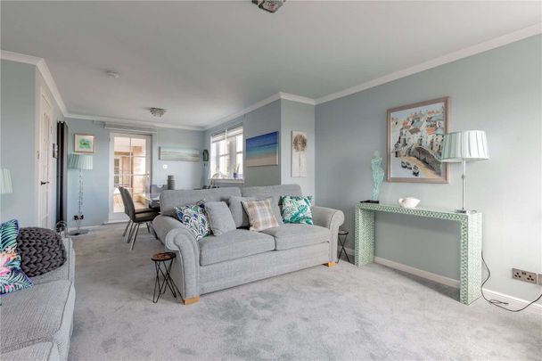 A fantastic two-bedroom apartment with views across the Firth of Forth, ideally located in North Berwick. - Photo 1