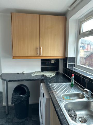 3 Bed Semi-Detached House, Vale Street, M11 - Photo 3