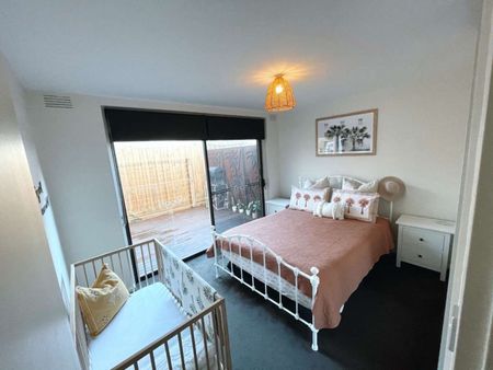 SPACIOUS AND BRIGHT TWO BEDROOM APARTMENT - Photo 3