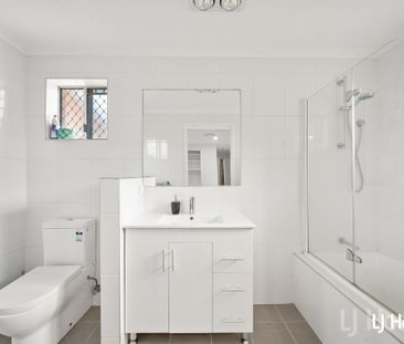 Charming 4 Bedroom with Courtyard & Double Parking - Photo 5