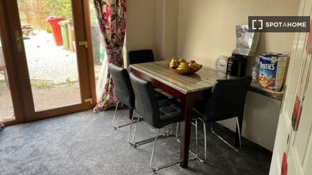 Room for rent in 3-bedroom apartment in Beaumont, Dublin - Photo 3