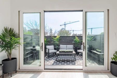 Toronto Furnished Townhouse for Rent in Queen West - Gorgeous 2 Bed, 1 Bath with Private Patio and Impressive Design - Photo 4