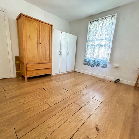 Studio Flat To Let - HP12 - Photo 4