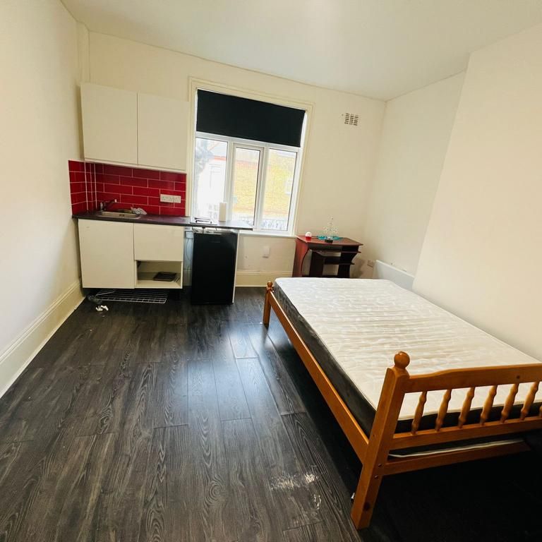 1 bedroom in a house share to rent - Photo 2