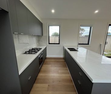 Stylish & Spacious 4-Bedroom Townhouse in Prime Location - Photo 5