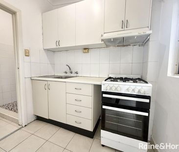 Spacious 1 Bedroom Granny Flat - GAS AND WATER INCLUDED IN RENT - Photo 2