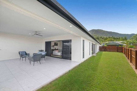 Designer Redlynch Family Home - A cut above the rest! - Photo 2