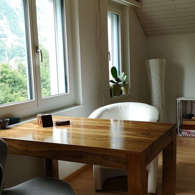 APPARTEMENT 21/2 PIÈCES MANSARDÉ À NETSTAL (GL), MEUBLÉ, TEMPORAIRE - Photo 1