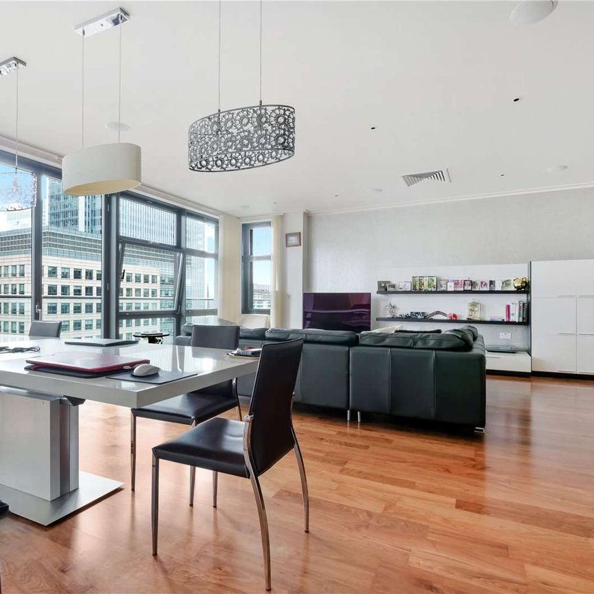 Savills are delighted to present this spacious residence in the sought-after Discovery Dock West development. - Photo 1