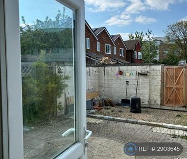 1 bedroom in a house share to rent - Photo 4