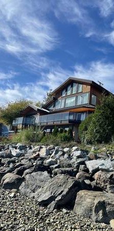 Beautiful Waterfront Home=www.COASTRENTALS.ca - Photo 1