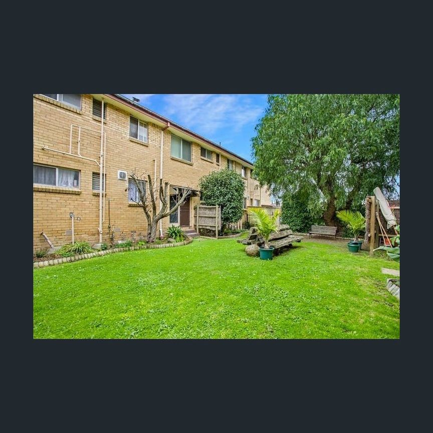 Privacy in Pascoe Vale! - Photo 1