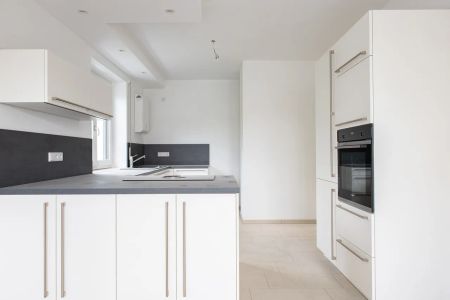 Moderne Wohnung im 1. Obergeschoss inklusive Einbauküche und zwei Außenstellplätze in Eitensheim! - Photo 3