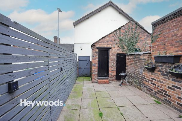 2 bed terraced house to rent in Anchor Road, Stoke-on-Trent, Staffordshire - Photo 1