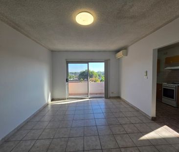 Neat and Tidy 2 Bedroom Unit - Photo 2