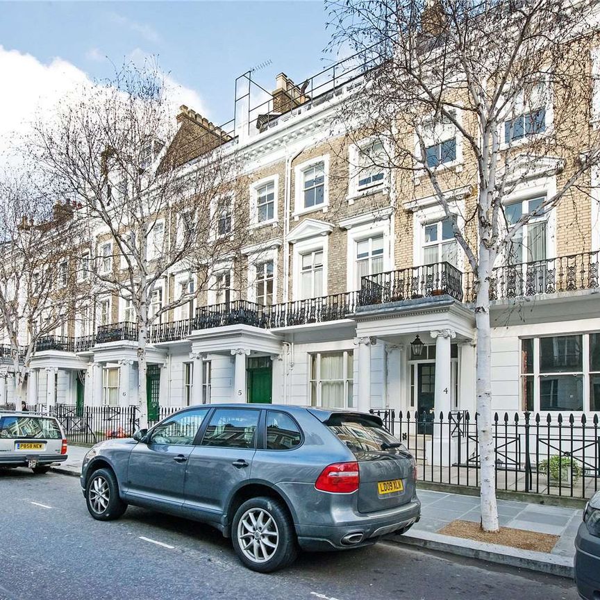 A fourth floor studio room in a lovely period building well located in South Kensington with its own kitchen and shared bathroom facilities. - Photo 1