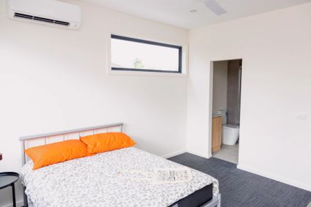 Large Studio - Photo 4