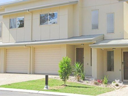 Ducted AC 3 bedroom townhouse - Photo 2