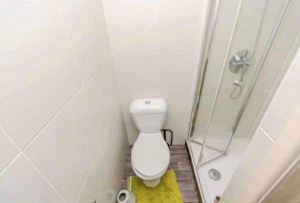 4 Beds - Detached house - - Photo 1