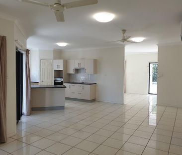 BEAUTIFUL FAMILY HOME - Photo 4